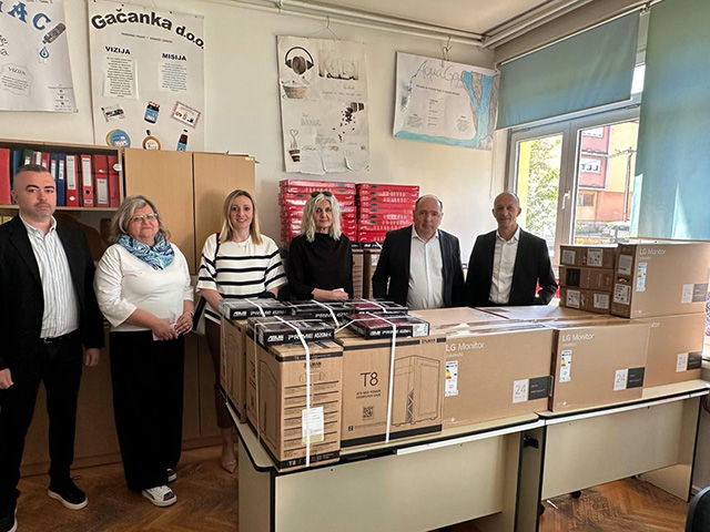 Laptopi za otočke srednjoškolce                                                                                                                                                                                                                           